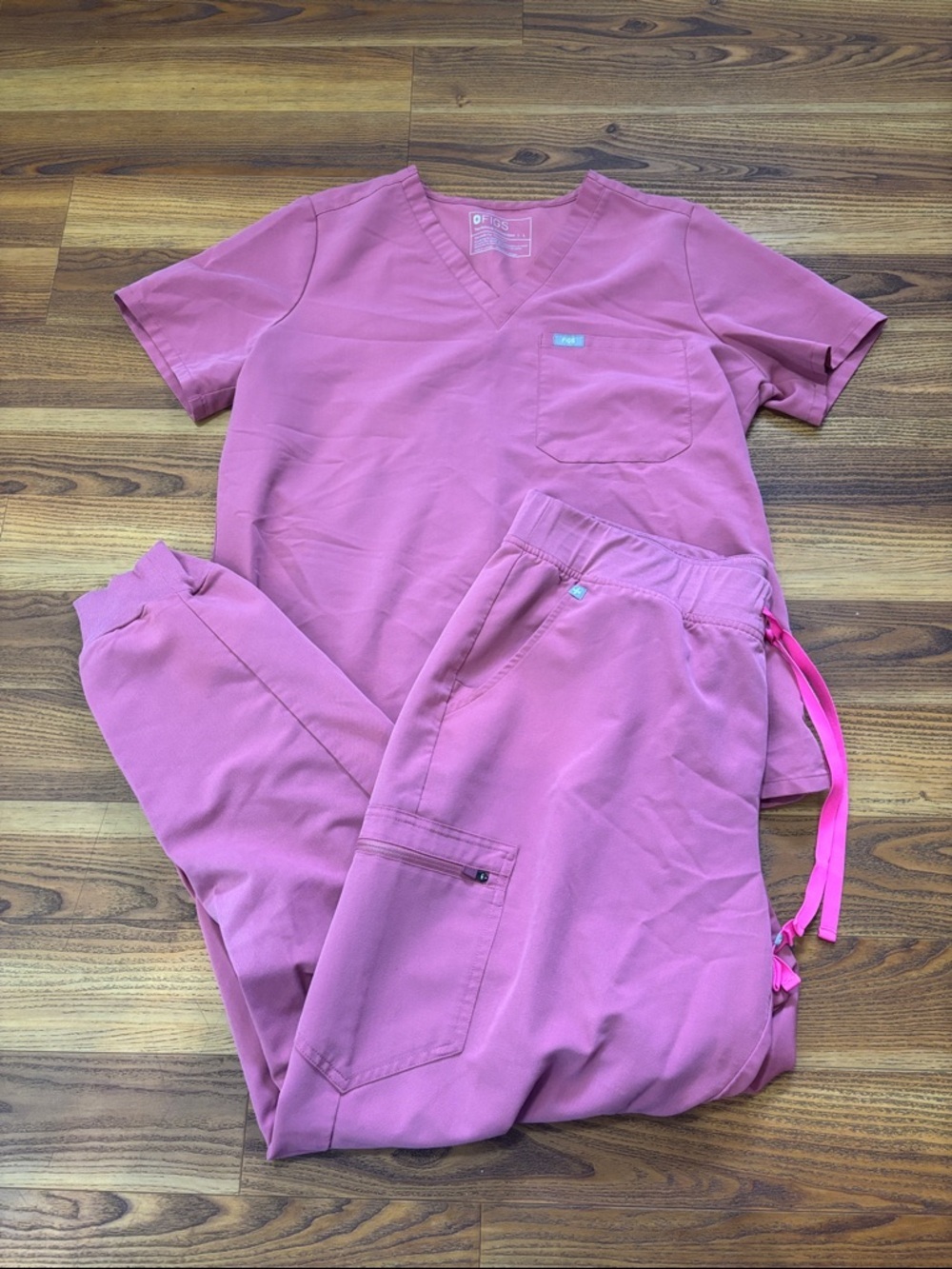 FIGS Catarina One-Pocket Scrub Top & Zamora Jogger Scrub Pants